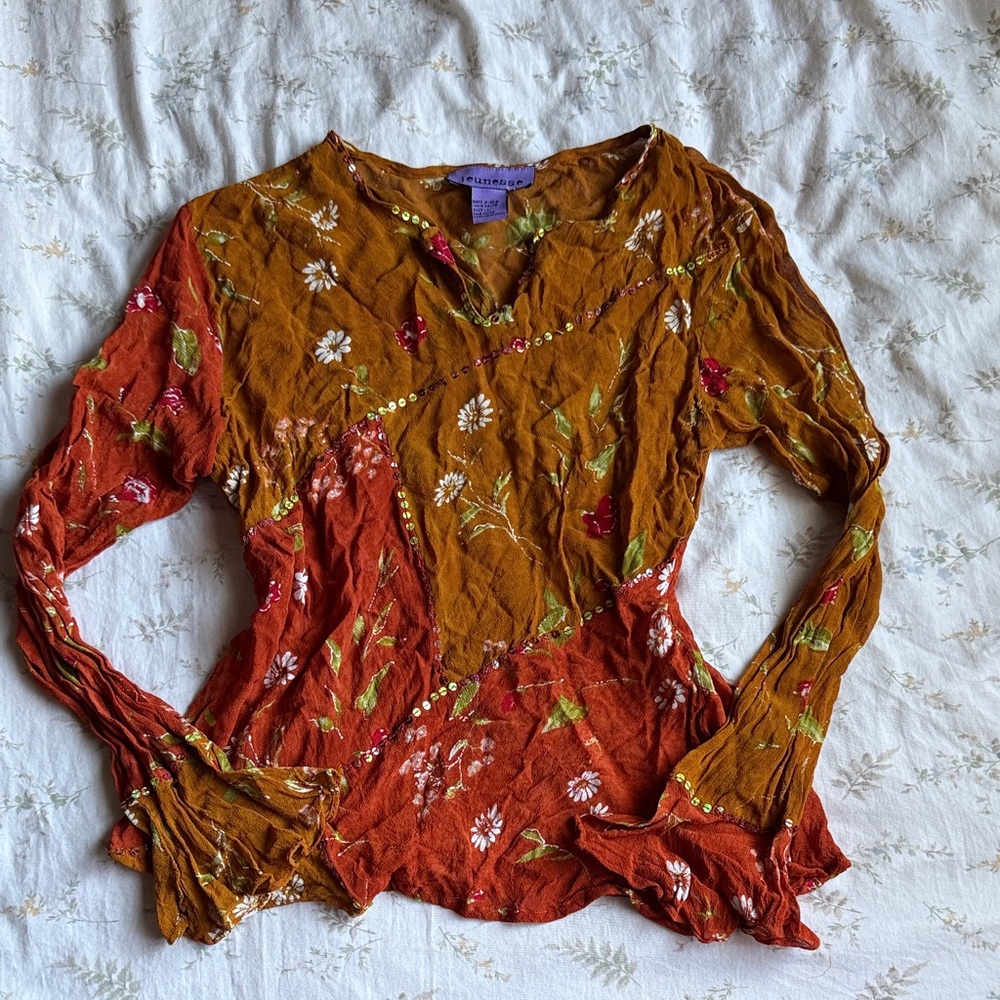 Keynes de long sleeve floral and sequined top size Large in great condition